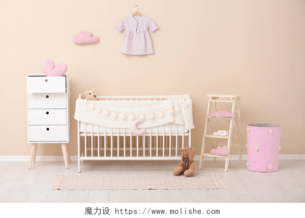婴儿房家居装饰有舒适婴儿床的时髦婴儿房内部